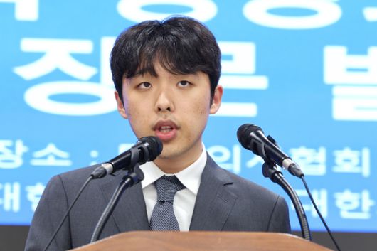 이선우 대한의과대학·의학전문대학원학생회 비상대책위원장이 12일 오후 서울 용산구 대한의사협회에서 의과대학 교육 정상화를 위한 공동 성명서를 발표하고 있다. 윤석열 정부의 의과대학 정원 확대 추진 등 의료 개혁 정책에 반발해 학교를 떠났던 의대생들이 전원 복귀하겠다는 뜻을 밝혔고 국회는 의대 교육의 정상화를 적극 지원하겠다고 약속했다. 뉴스1