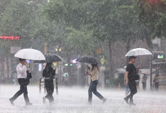 지난 8일 오후 서울 종로구 종각역 인근에서 우산을 쓴 시민들이 발걸음을 재촉하고 있다. 뉴스1