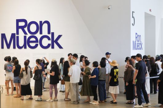 '론 뮤익' 전시의 마지막 코스는 '스틸 라이프: 작업하는 론 뮤익' 영상. 약 1시간 동안 현장을 돌아본 박모씨(35)는 "SNS에선 신기하고 흥미로운 이미지였는데, 작업 과정까지 보고나니 마음이 무거웠다"며 "작업 영상까지 볼 수 있어 좋았다"고 전했다. 우상조 기자