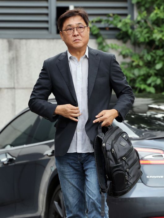 최휘영 문화체육관광부 장관 후보자가 14일 오전 서울 종로구 국립현대미술관에 마련된 인사청문회 사무실로 출근하고 있다. 그는 "임박한 AI 시대에 대비할 것"이라고 했다. 뉴스1