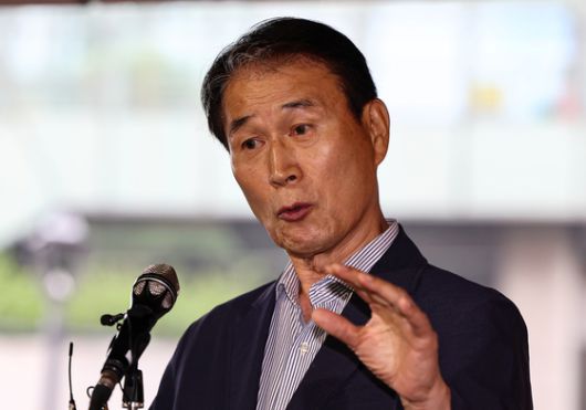 '겹치기' 근무 의혹을 받는 권오을 국가보훈부 장관 후보자의 청문회는 15일로 예정됐다. 권 후보자는 제기된 의혹에 대해 "청문회에서 소명하겠다"고 했다. 뉴스1