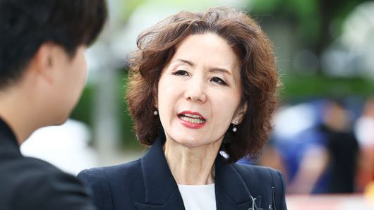 이진숙 사회부총리 겸 교육부 장관 후보자가 6월 30일 오전 서울 여의도 한국교육시설안전원에 마련된 인사청문회 준비 사무실로 출근하며 취재진 질문에 답하고 있다. 연합뉴스