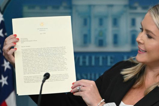 캐럴라인 레빗 백악관 대변인이 지난 7일(현지시간) 도널드 트럼프 대통령이 이재명 대통령에게 보낸 ‘상호관세 25%’ 서한을 들고 있다. AFP=연합뉴스