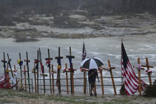 13일 캠프 참가 어린이들이 숨진 텍사스 과달루페 강 인근의 희생자 추모비. AP=연합뉴스