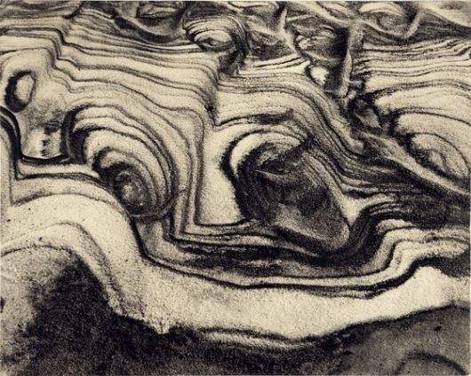 사물과 풍경의 형상을 해체해 추상적 형태로 사진을 탐구한 조현두의 '잔설'(1966). ⓒ서울시립 사진미술관