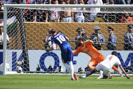 첼시 콜 파머가 PSG 골망 왼쪽 구석을 향해 왼발슛을 쐈다. [AP=연합뉴스]