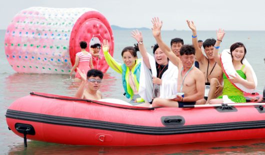 북한 노동당 기관지 노동신문은 지난 3일 원산 갈마해안관광지구에 관관봉사가 시작한 이후로 전국 각지에서 끊임없이 찾아오는 근로자들로 끝없이 흥성이고 있다고 보도했다. 노동신문=뉴스1