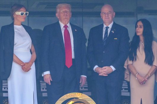 도널드 트럼프 미국 대통령이 멜라니아 여사와 경기장을 찾아 잔니 인판티노 FIFA 회장과 함께 경기를 관전했다. [AFP=연합뉴스]