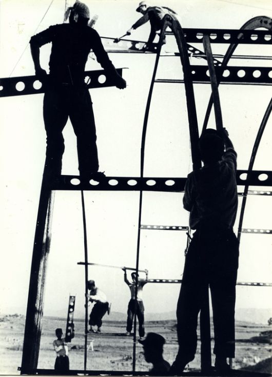 한국전쟁이 끝나고 폐허 속에서도 씩씩하게 살아가는 한국인의 생활사를 기록한 이형록의 '구성'(1956). ⓒ서울시립 사진미술관