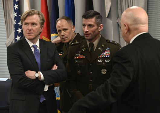 엘브리지 콜비 미국 국방부 정책담당 차관(왼쪽)과 군 지휘부 인사들이 지난 5월 5일(현지시간) 국방부 청사에서 페루 외무부ㆍ국방부 장관과의 회의를 앞두고 대기하고 있다. AFP=연합뉴스