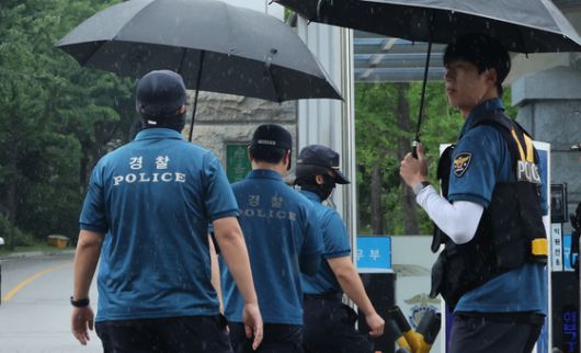 '12·3 비상계엄' 관련 내란·외환 의혹을 수사하는 조은석 특별검사팀의 소환 통보에 불응한 윤석열 전 대통령을 상대로 한 1차 강제구인 시도가 무산됐다. 연합뉴스