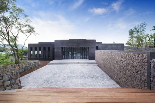 김창열이 기증한 220여 점을 바탕으로 2016년 개관한 제주도립 김창열미술관. 사진 김창열미술관