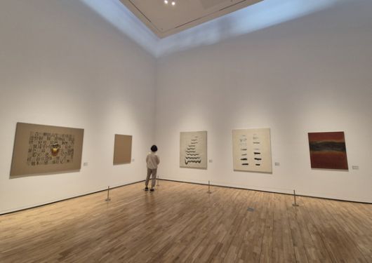 ‘내 속에 꿈틀거리는 한 가닥 진심: 하인두ㆍ김창열’ 전시에 나온 김창열의 초기작 ‘제사’(1954, 오른쪽부터), ‘제전’(1967), ‘현상’(1971). 제주=권근영 기자