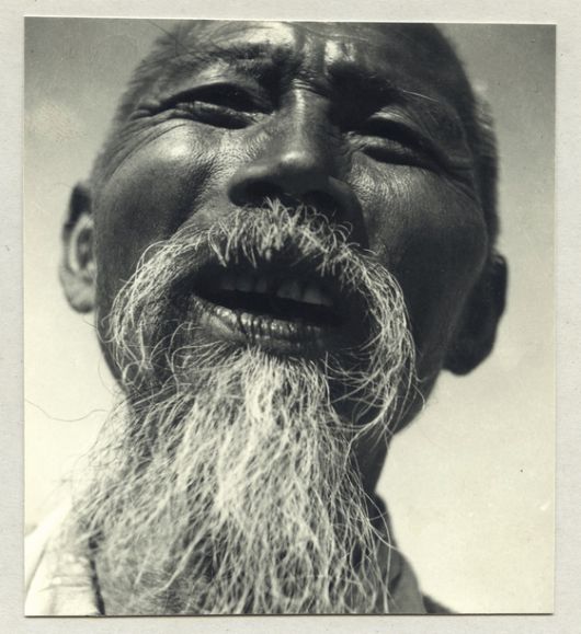 사진으로 노동자와 현실을 응시하며 리얼리즘 사진 기조를 정립한 임석제의 '소작농강노인'(1946). ⓒ서울시립 사진미술관