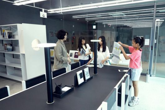 서울시립 사진미술관 포토라이브러리에는 사진과 관련된 여러 분야의 전문서적은 물론, 청소년을 위한 사진 입문서도 구비돼 있다.