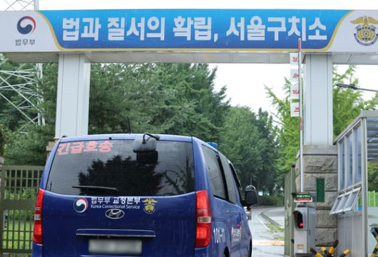 조은석 특별검사가 이끄는 내란 특검팀이 소환에 불응한 윤석열 전 대통령에 대해 강제구인 절차에 들어간 가운데 14일 윤 전 대통령이 수감된 서울구치소로 법무부 호송차량이 들어가는 모습. 사진 연합뉴스