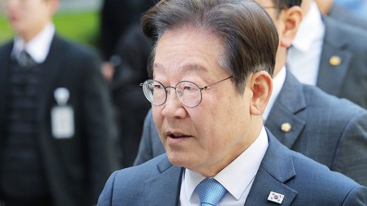 이재명 대통령이 당선 전인 지난 4월 15일 서울 서초구 서초동 서울중앙지방법원에서 열린 대장동 배임 및 성남FC뇌물 1심 속행 공판에 출석하고 있다. 뉴스1