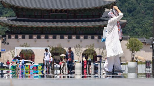 폭염이 이어진 10일 서울 종로구 광화문광장에 아지랑이가 피어오르고 있다. 뉴스1