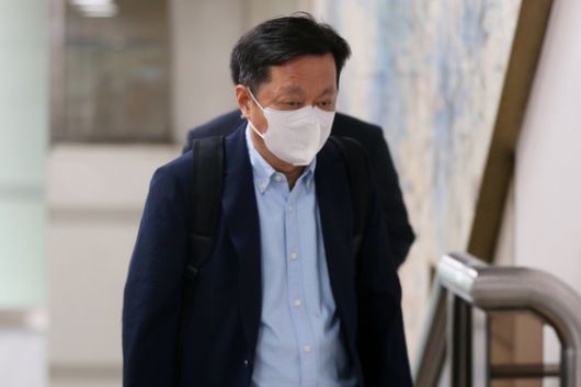 정진상 전 더불어민주당 대표실 정무조정실장이 15일 오전 서울 서초구 서울중앙지방법원에서 열린 대장동 배임 및 성남FC 뇌물수수 혐의 77차 공판에 출석하고 있다. 뉴시스