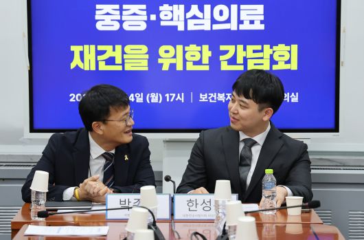 14일 국회 보건복지위원회 소회의실에서 박주민 위원장(왼쪽)을 비롯한 복지위 의원들이 대한전공의협의회 한성존 신임 비상대책위원장을 비롯한 비대위원들과 중증·핵심의료 재건을 위한 간담회를 하고 있다. 임현동 기자