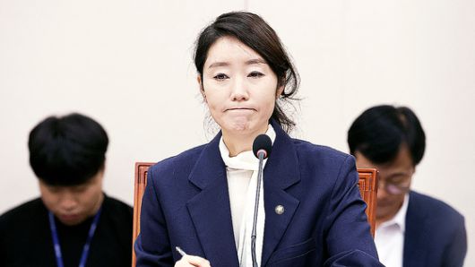 강선우 여성가족부 장관 후보자가 14일 국회 여성가족위원회에서 열린 인사청문회에서 의원들의 질의를 듣고 있다. 이날 강 후보자는 보좌진 갑질 논란 등 자신을 둘러싼 의혹에 대해 “그 논란 속에서 상처를 받았을 보좌관들께 심심한 사과를 드린다”고 말했다. 임현동 기자