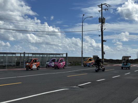 우도에서 운행 중인 전기 삼륜차와 오토바이. 최충일 기자