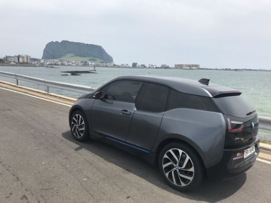 우도 앞바다인 서귀포시 성산읍 일대에서 운행 중인 제주 전기차 렌터카. 최충일 기자