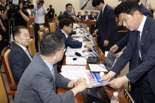 국민의힘 최형두 간사(왼쪽) 등 국회 과학기술정보방송통신위원회 소속 야당 의원들이 14일 오전 열린 배경훈 과학기술정보통신부 장관 후보자 인사청문회 개회 전 ‘최민희 독재 OUT! 이재명은 협치하라’고 적힌 노트북 피켓을 떼려는 국회 경위와 실랑이를 하고 있다. 전민규 기자