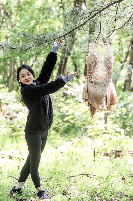 피겨스케이팅 여자 싱글 김채연은 어머니가 제작한 새 의상 옆에서 포즈를 취하고 있다. 김성룡 기자