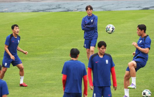 훈련을 지켜보는 홍명보 축구대표팀 감독. [연합뉴스]