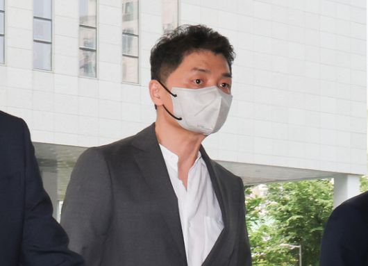 지난 5월30일 서울 남부지법에서 열린 'SM엔터테인먼트 주가조작 혐의' 공판에 참석하는 김범수 카카오 창업자. 뉴스1