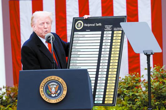 지난 4월 2일(현지시간) 미국 워싱턴 D.C.에 위치한 백악관 로즈가든에서 도널드 트럼프 미국 대통령이 국가별 상호관세율을 발표하고 있다. 로이터=연합뉴스