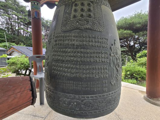 충북 충주 산척면 일광사 경내에 있는 종에 건진법사 전성배씨 일가 이름이 쓰여있다. 김건희 특검팀은 15일 건진법사 전성배씨와 전씨의 스승으로 알려진 혜우스님이 주지로 있는 일광사에 대한 압수수색영장을 집행했다. 손성배 기자