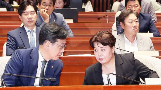 송언석 국민의힘 비상대책위원장 겸 원내대표가 10일 서울 여의도 국회에서 열린 제427회 국회(임시회) 제1차 본회의에서 권영세 의원과 대화하고 있다. 뉴스1