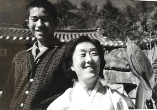 어머니 이학 여사(오른쪽)와 함께 한 진영호 고문의 어린 시절. 어머니 이름을 딴 농장을 그가 물려받아 키워냈다. [사진 진영호]