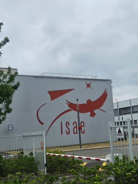 툴르즈 고등항공우주학교(ISAE-SUPAERO) 캠퍼스. 이 학교는 우주항공 분야의 그랑제콜이다. 벽면엔 새와 종이 비행기를 상징하는 이 학교의 마크가 그려졌다. 툴루즈=이철재 기자