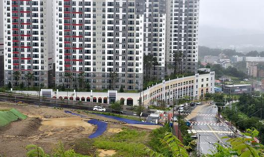 진천풍림아이원 입주비상대책위원회는 지난 15일 서울에 있는 대명수안 본사 앞에서 입주 지연 사태 해결을 촉구하는 시위를 했다. 대책위 뒤에 있는 트럭 스크린에 지난 5월 민주당 대선 후보였던 이재명 대통령을 만나 호소하는 영상이 나오고 있다. 사진 풍림아이원 비대위