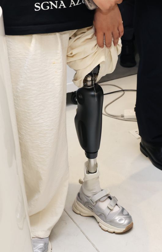 브레인코는 신체를 절개하지 않고 뇌파로 인공 손·발을 움직이는 BCI 기술을 실용화했다. 위 사진은 피아노를 치고, 악수 하고, 걷는 모습. 장진영 기자