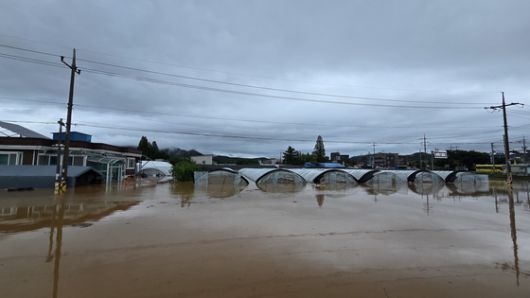 17일 오전 충남 예산군 오가면 신원1리 비닐하우스와 주택이 불어난 물에 잠겨 있다. 신진호 기자