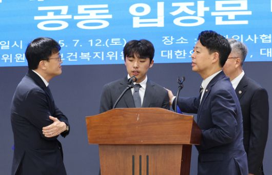 지난 12일 이선우 의대협 비대위원장(가운데)의 발언 모습을 박주민·김영호 의원이 바라보고 있다. [뉴스1]