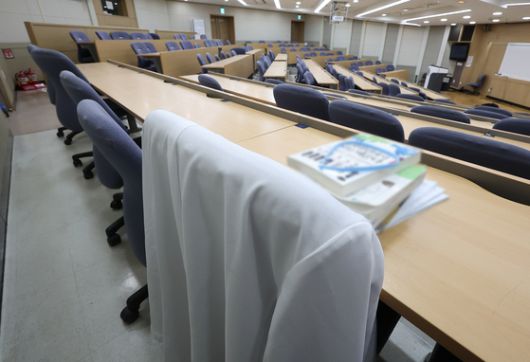 전국 40개 의대 총장 모임인 의과대학 선진화를 위한 총장협의회(의총협)이 17일 긴급 회의를 열고 복귀한 의대생들을 위한 의대교육 정상화 방안을 논의할 예정이다.   이날 서울 시내 한 의과대학 강의실에 가운이 걸려 있다. 연합뉴스