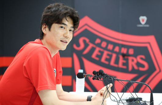 포항 스틸러스에 입단한 기성용이 4일 경북 포항시 포항스틸러스 송라클럽하우스에서 열린 미디어데이 행사에서 입단 소감을 밝히고 있다. [연합뉴스]