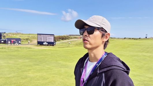 최경주와 임성재가 사인을 해주는 동안 송중기는 여유를 즐겼다. 성호준 기자