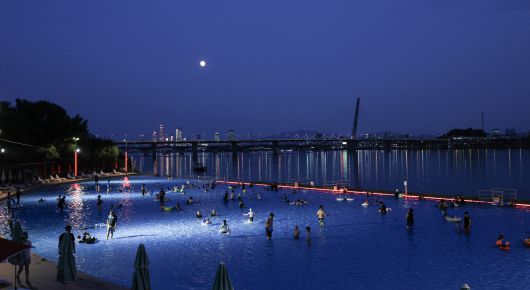 난지 물놀이장. 130m 폭의 대형 인피니티풀이 갖춰 입소문이 났다. 해 질 녘 아름다운 석양 풍경으로도 유명하다. 김경록 기자.