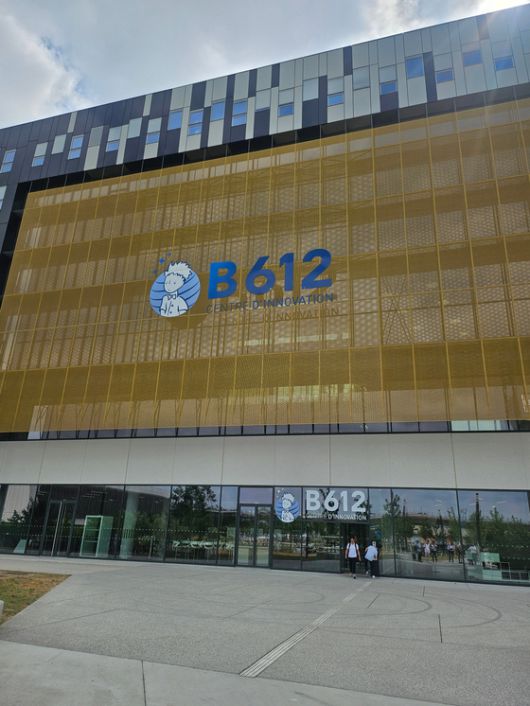 툴루즈의 B612. 우주항공 스타트업 인큐베이팅 공간이다. 보르도와 손잡고 만든 '스페이스 밸리'의 사업으로 만들어졌다. 생텍쥐페리가 우편 비행기를 몰던 공항에 세워졌다. 내부에 그의 대표 작품인 『어린왕자』 동상이 서 있다. 툴루즈=이철재 기자