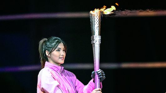 지난 2023년 중국 항저우에서 열린 제4회 아시아장애인경기대회 개회식에서 브레인코의 바이오닉 핸드를 착용한 수영선수 쉬자링이 성화 봉송을 하고 있다. 신화=연합뉴스