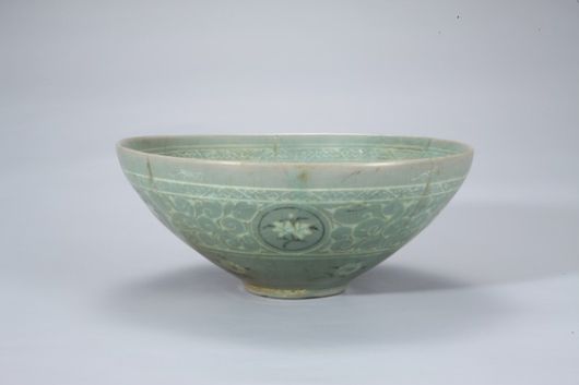 무신 정변으로 즉위한 명종의 지릉에서 출토된 청자상감 여지 넝쿨무늬 대접. [사진 국립중앙박물관]