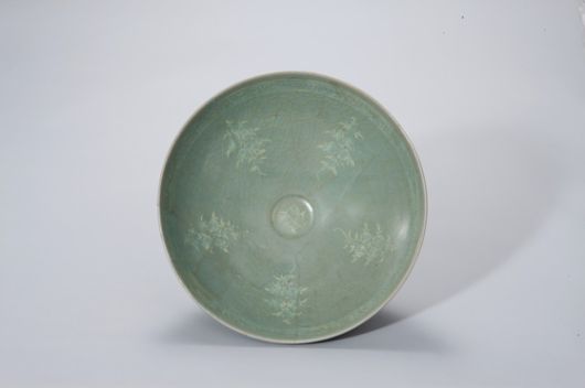 무신 정변으로 즉위한 명종의 지릉에서 출토된 청자상감 여지 넝쿨무늬 대접. [사진 국립중앙박물관]