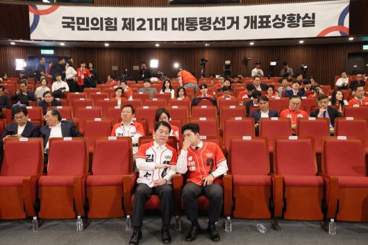 6월 3일 대선 패배의 밤, 안철수(왼쪽) 국민의힘 의원은 김문수 후보 유니폼을 입은 채 끝까지 자리를 지켰다. [연합뉴스]