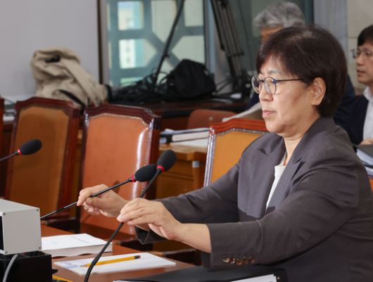 정은경 보건복지부 장관 후보자가 18일 서울 여의도 국회 보건복지위원회에서 열린 인사청문회에서 마이크를 조정하고 있다.연합뉴스